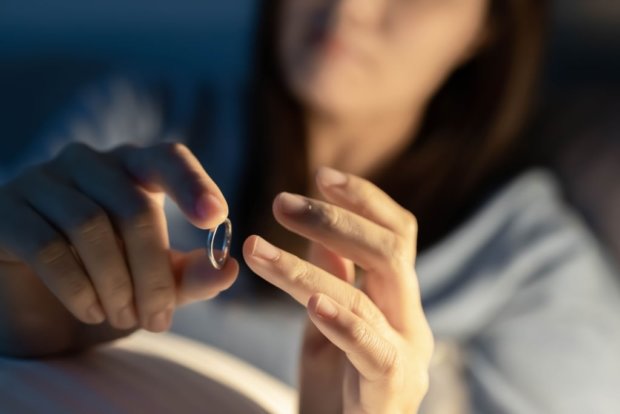 Afina Menina Um Portal Para Todas Nós Uncategorized 35 Divorce concept - close up of asian sad depressed woman taking off her wedding ring on the bed