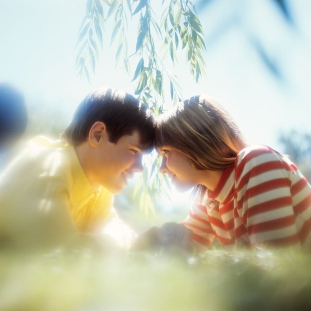 Afina Menina Um Portal Para Todas Nos Uncategorized 401 1970s TEENAGE BOY AND GIRL COUPLE LYING IN THE GRASS HEAD TO HEAD ROMANTIC SOFT FOCUS POSE (Photo by H. Armstrong Roberts/ClassicStock/Getty Images)