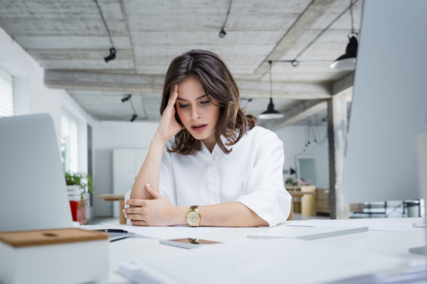Afina Menina Um Portal Para Todas Nos Uncategorized 2445 Female entrepreneur with headache sitting at desk. Businesswoman under terrible physical tension at work.